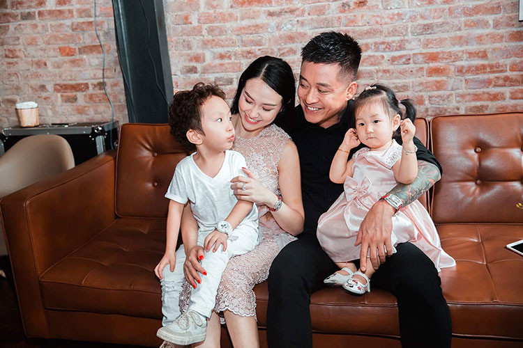 Trong một bài phỏng vấn trên Vnexpress, Tuấn Hưng từng bày tỏ đối với anh, gia đình là trên hết. Vì những người thân, anh sẵn sàng đánh đổi mọi thứ kể cả danh tiếng.