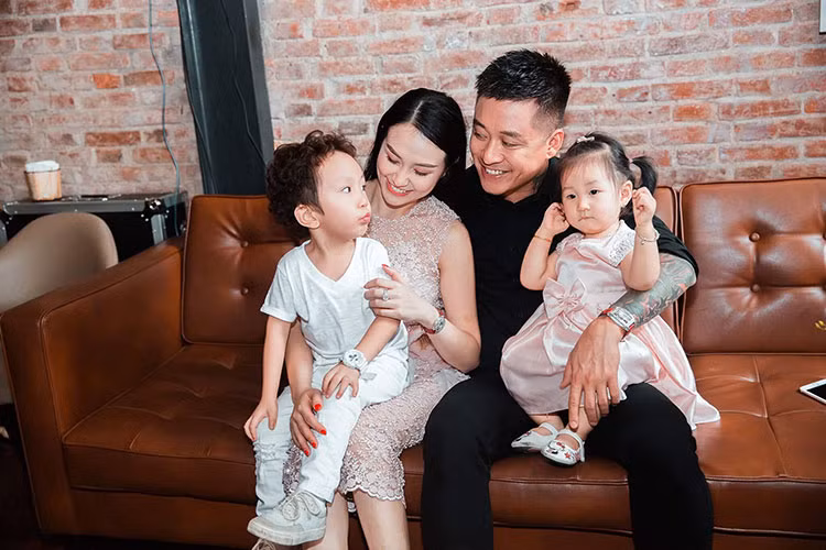 Trong một bài phỏng vấn trên Vnexpress, Tuấn Hưng từng bày tỏ đối với anh, gia đình là trên hết. Vì những người thân, anh sẵn sàng đánh đổi mọi thứ kể cả danh tiếng.