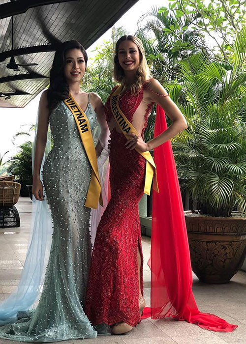 Hình ảnh Julieta tươi rói bên cô bạn cùng phòng Phương Nga.