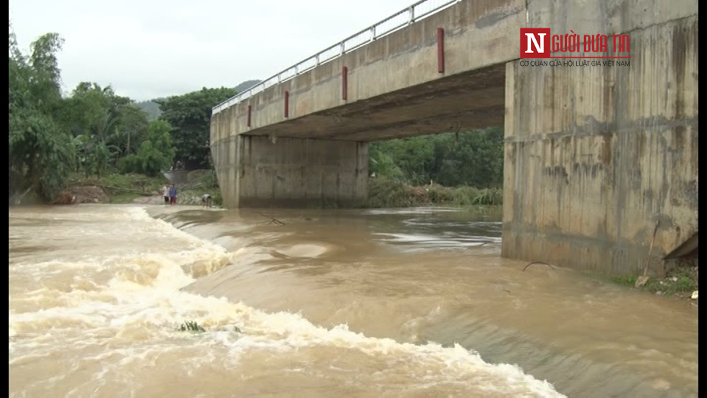 Hoa Binh: Ky la xay cau chuc ty nhung “quen” lam duong len xuong