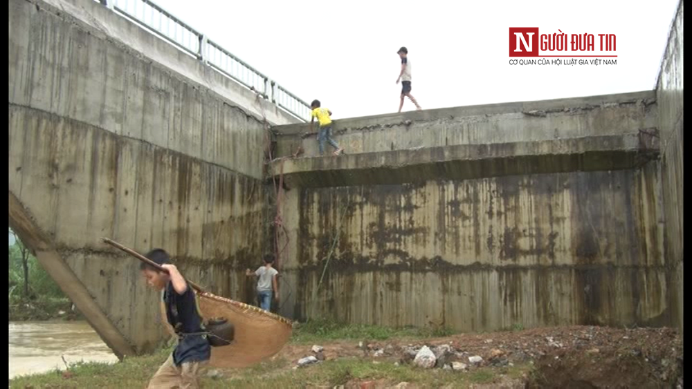 Hoa Binh: Ky la xay cau chuc ty nhung “quen” lam duong len xuong-Hinh-2