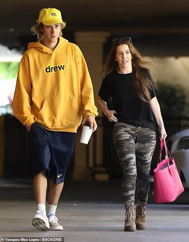Trước đó, mẹ của nam ca sĩ Justin Bieber đã có những hành động được cho là không hề ủng hộ đám cưới của con trai mình với chân dài Hailey Baldwin.