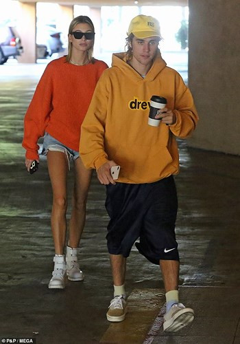 Hailey đi đăng ký thương hiệu mới đúng vào ngày tin tức về bệnh tình của bạn gái cũ Justin Bieber được đăng tải rầm rộ trên các báo. Ngày 10/10, các tờ báo đồng loạt đưa tin Selena Gomez đã nhập viện tâm thần vì tinh thần suy sụp.