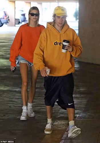 Hailey đi đăng ký thương hiệu mới đúng vào ngày tin tức về bệnh tình của bạn gái cũ Justin Bieber được đăng tải rầm rộ trên các báo. Ngày 10/10, các tờ báo đồng loạt đưa tin Selena Gomez đã nhập viện tâm thần vì tinh thần suy sụp.