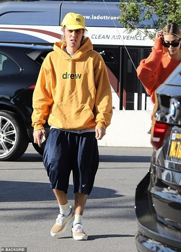 Theo văn bản rò rỉ trên trang The Blast, hôn thê của Justin Bieber đã nộp đơn đăng ký thương hiệu mới cho dòng thời trang của cô vào ngày 10/10. Trong đó, cô ghi tên mình là Hailey Bieber và HRB3.