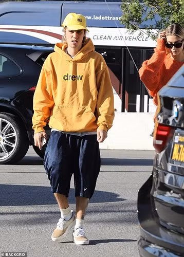 Theo văn bản rò rỉ trên trang The Blast, hôn thê của Justin Bieber đã nộp đơn đăng ký thương hiệu mới cho dòng thời trang của cô vào ngày 10/10. Trong đó, cô ghi tên mình là Hailey Bieber và HRB3.