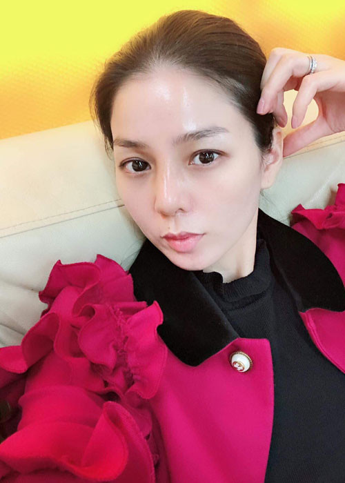 Sau khi tháo sụn mũi, Lệ Quyên cảm thấy yên tâm với ngoại hình mới. "Giờ ngắm mình trong gương, tôi thấy thoải mái, trẻ trung. Sau này, tôi chẳng phải lo trong người có đồ giả nữa", cô nói.