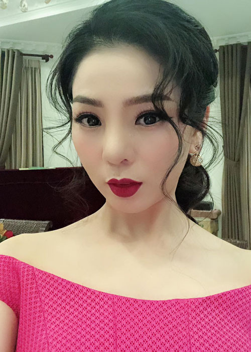 Sau ca tiểu phẫu, Lệ Quyên cũng vừa đi diễn trở lại. Theo lời nữ ca sĩ, người trang điểm cho cô đã rất vất vả bởi sống mũi của cô không còn sụn.