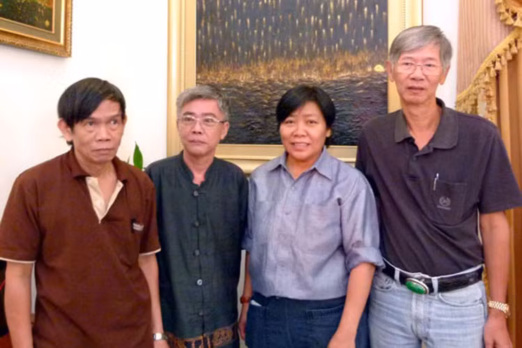 Họa sĩ Hứa Thanh Bình vẽ được khoảng 30 bức tranh mỗi năm. Trong khoảng 5-10 năm, ông mới chọn được vài chục bức ưng ý để giới thiệu đến công chúng. Ảnh: Thể thao và văn hóa