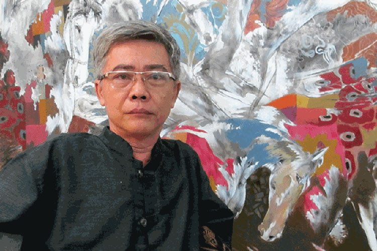 Theo Công an nhân dân điện tử, họa sĩ Hứa Thanh Bình sinh ra ở Củ Chi nhưng trưởng thành và sinh sống ở Sài Gòn. Bố của ông là một y tá nhưng từng mơ ước trở thành họa sĩ. Ảnh: Lao động