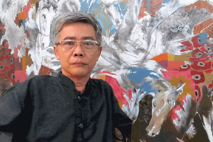 Theo Công an nhân dân điện tử, họa sĩ Hứa Thanh Bình sinh ra ở Củ Chi nhưng trưởng thành và sinh sống ở Sài Gòn. Bố của ông là một y tá nhưng từng mơ ước trở thành họa sĩ. Ảnh: Lao động