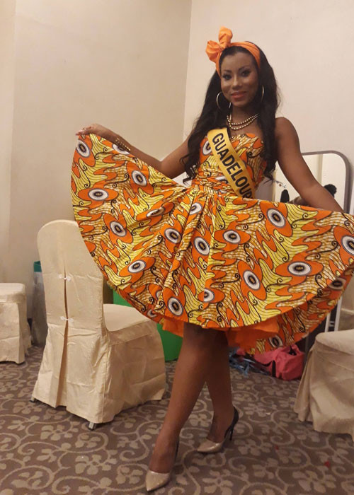 Hình ảnh đại diện Guadeloupe trước phần trình diễn trang phục dân tộc.