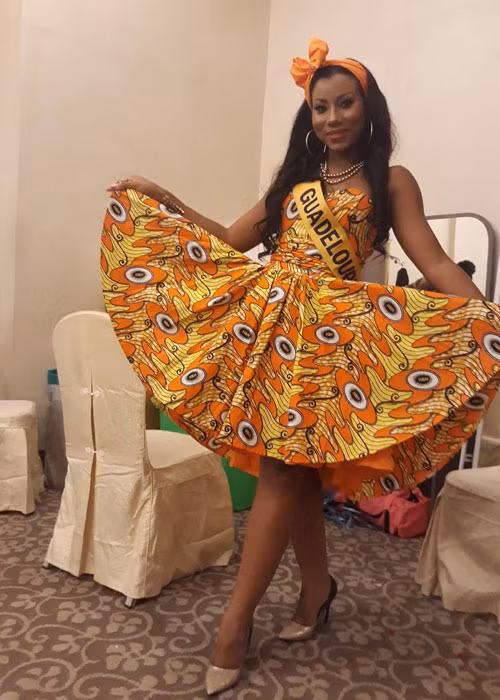 Hình ảnh đại diện Guadeloupe trước phần trình diễn trang phục dân tộc.