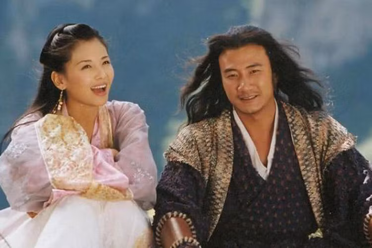 Năm 2003, Hồ Quân gây tiếng vang với vai diễn Tiêu Phong trong "Thiên long bát bộ". Nổi lên nhờ phim chuyển thể từ tiểu thuyết Kim Dung, Hồ Quân vô cùng tiếc thương trước sự ra đi của nhà văn. 4 năm trước, sinh nhật nhà văn Kim Dung, anh cùng Huỳnh Hiểu Minh, Lý Á Bằng và đạo diễn Trương Kỷ Trung từng đến tận nhà để chúc mừng nhà văn.