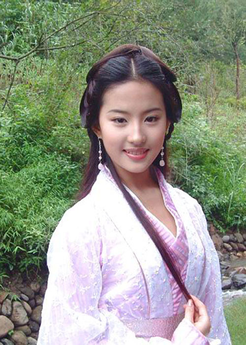 Khi chưa tròn 16 tuổi, Lưu Diệc Phi đã được chọn đóng vai Vương Ngữ Yên trong bộ phim “Thiên long bát bộ” (2003).