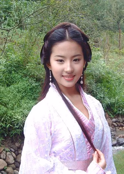 Khi chưa tròn 16 tuổi, Lưu Diệc Phi đã được chọn đóng vai Vương Ngữ Yên trong bộ phim “Thiên long bát bộ” (2003).