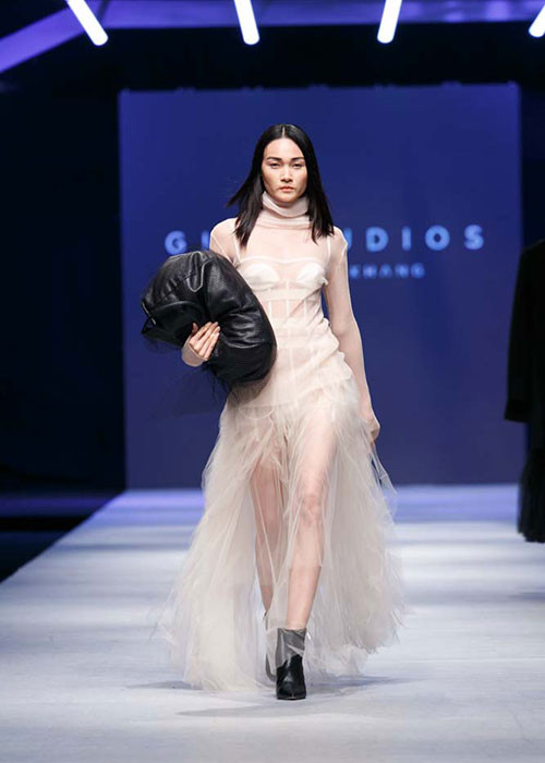 Dàn người mẫu catwalk còn gồm Thùy Trang. Cô vốn là chân dài dày dặn kinh nghiệm.