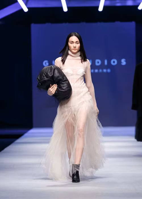 Dàn người mẫu catwalk còn gồm Thùy Trang. Cô vốn là chân dài dày dặn kinh nghiệm.