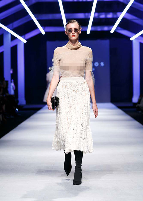 Một người mẫu nước ngoài sải bước trên sàn diễn của Lâm Gia Khang.