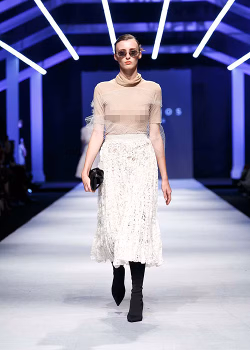 Một người mẫu nước ngoài sải bước trên sàn diễn của Lâm Gia Khang.