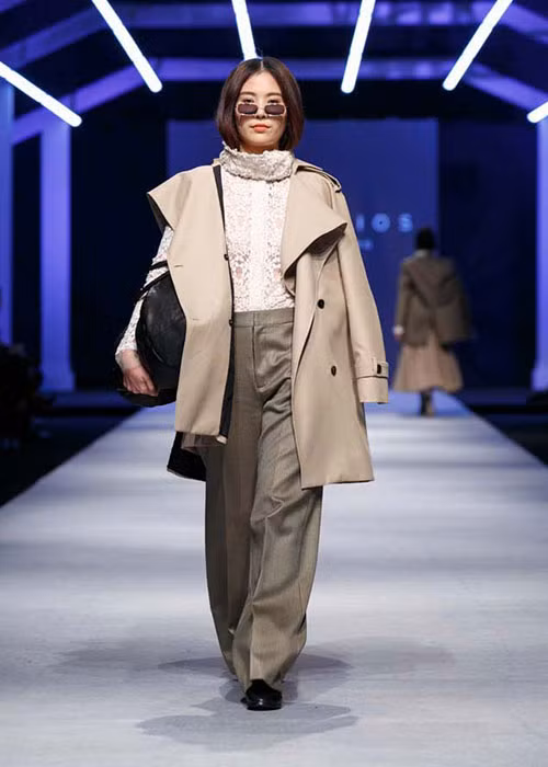 Lệ Nam - chị gái của Hoa khôi Nam Em cũng xuất hiện trên sàn diễn.