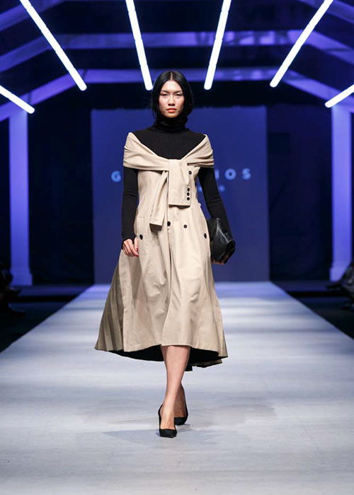 Cũng bước ra từ Vietnam's Next Top Model, Nguyễn Oanh tự tin trong vai trò người mẫu trong show diễn của Lâm Gia Khang.