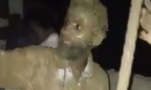 Dang di bo tren duong, bat ngo roi xuong ho bun sau 24 m