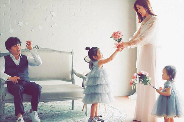 Vợ chồng Han Jae Suk được xem là gia đình kiểu mẫu trong làng giải trí Hàn Quốc. Ảnh: Instagram