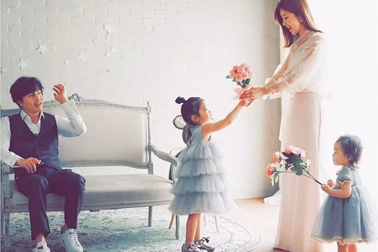 Vợ chồng Han Jae Suk được xem là gia đình kiểu mẫu trong làng giải trí Hàn Quốc. Ảnh: Instagram