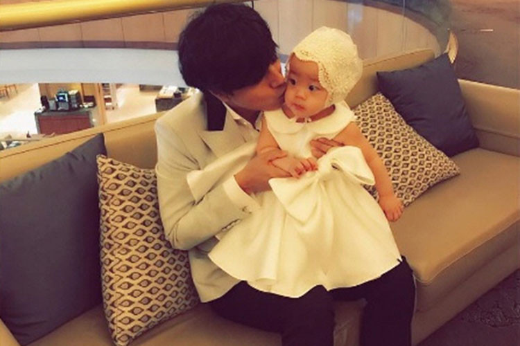 Han Jae Suk được biết đến là người đàn ông của gia đình. Sau khi kết hôn, anh hạn chế đóng phim để dành thời gian bên vợ và con gái. Ảnh: Instagram