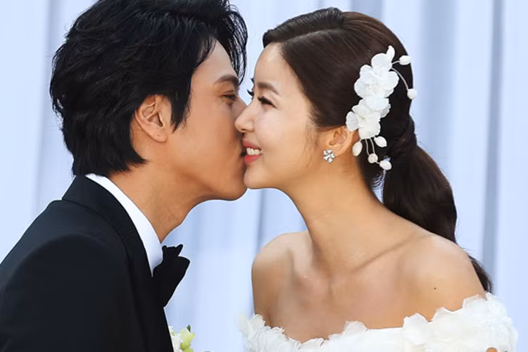 Năm 2013, Han Jae Suk và Park Sol Mi làm đám cưới sau gần 3 năm tìm hiểu. Ảnh: Soompi