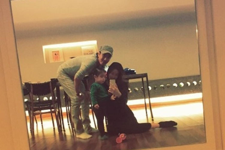 Trên trang cá nhân, Park Sol Mi thường xuyên khoe khoảnh khắc đời thường hạnh phúc của gia đình. Ảnh: Instagram