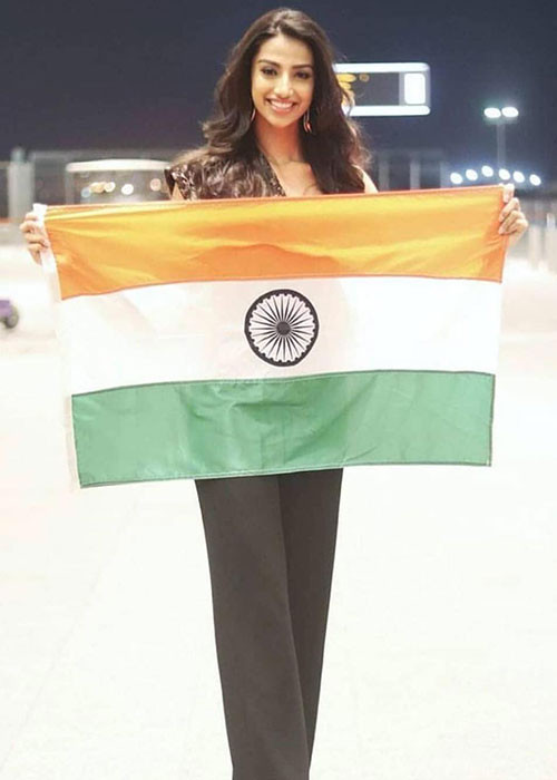 Người đẹp Ấn Độ tươi rói chào khán giả quê nhà để lên đường thi đấu. Ảnh: Globalbeauties