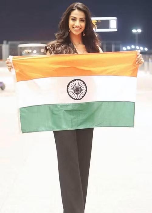 Người đẹp Ấn Độ tươi rói chào khán giả quê nhà để lên đường thi đấu. Ảnh: Globalbeauties