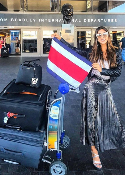 Hiện, vẫn còn các thí sinh đang trên đường đến Myanmar. Trong ảnh, đại diện Costa Rica khoe vẻ sành điệu tại sân bay. Ảnh: Globalbeauties