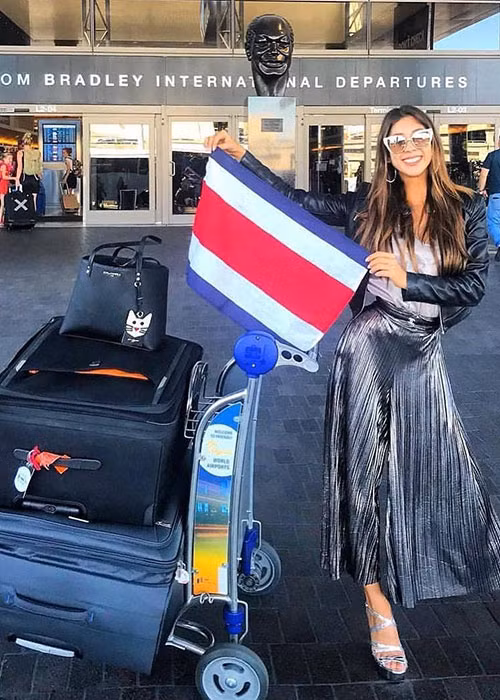 Hiện, vẫn còn các thí sinh đang trên đường đến Myanmar. Trong ảnh, đại diện Costa Rica khoe vẻ sành điệu tại sân bay. Ảnh: Globalbeauties