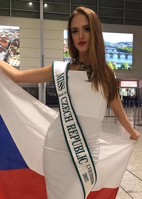 Đại diện CH Czech, Tây Ban Nha, Jamaica vừa có mặt sân bay đi Myanmar. Ảnh: Globalbeauties