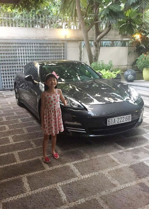 Bé Bảo Tiên học trường quốc tế, ăn mặc như công chúa, có những chuyến du lịch hạng sang. Sinh nhật năm 2015, cô nhóc còn được bố tặng chiếc xe hơi hơn 5 tỷ đồng.