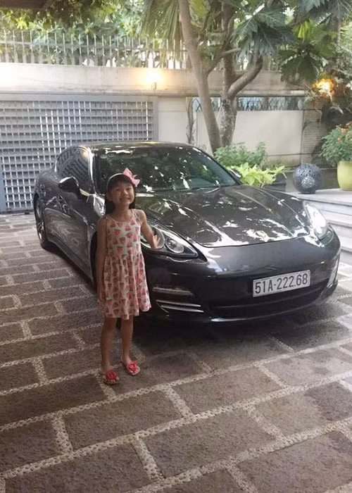 Bé Bảo Tiên học trường quốc tế, ăn mặc như công chúa, có những chuyến du lịch hạng sang. Sinh nhật năm 2015, cô nhóc còn được bố tặng chiếc xe hơi hơn 5 tỷ đồng.