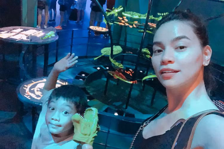 Bé Subeo học trường quốc tế với mức học phí lên đến 300 triệu/năm, thường xuyên có những chuyến du lịch trong và ngoài nước cùng bố hay mẹ.