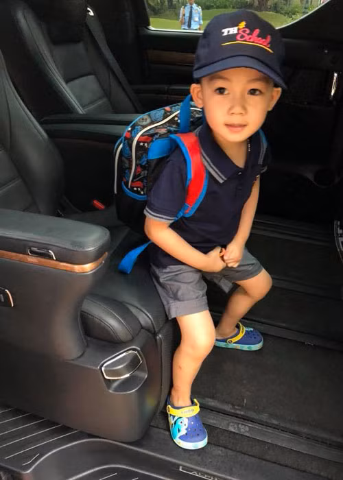 Bé Ricky có phòng ngủ sang chảnh, tủ đồ hàng hiệu, được chăm sóc sức khỏe ở nước ngoài, đi du lịch xa xỉ.