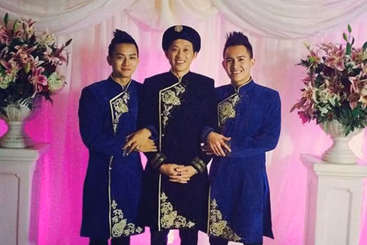 Hình ảnh Hoài Lâm mặc áo dài bên Hoài Linh và con trai ruột của nam danh hài. Ảnh: Dân Việt