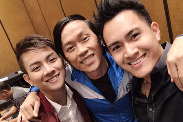 Sau thành công tại Gương mặt thân quen, Hoài Lâm hoạt động cầm chừng và vướng ồn ào đời tư. Trước sự nghiệp xuống dốc của con nuôi, Hoài Linh ra sức khuyên bảo nhưng không thành công.