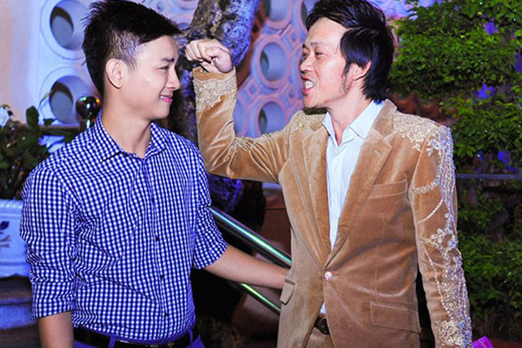 Hoài Lâm đã có không ít khoảnh khắc tình cảm bên cha nuôi Hoài Linh. Ảnh: Dân Việt