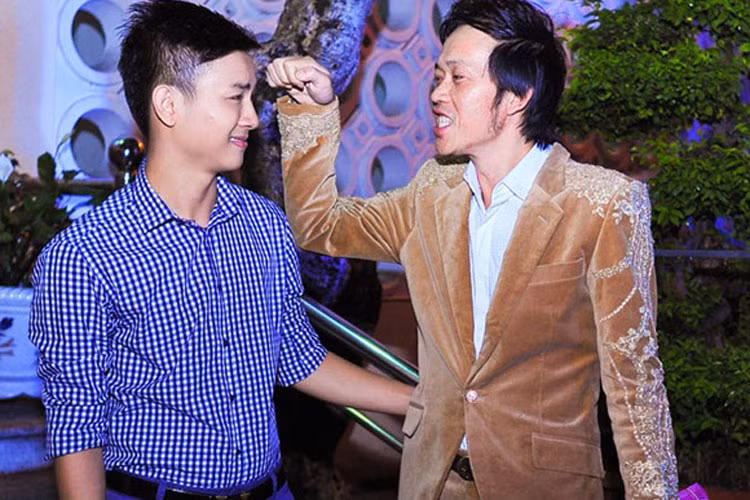 Hoài Lâm đã có không ít khoảnh khắc tình cảm bên cha nuôi Hoài Linh. Ảnh: Dân Việt