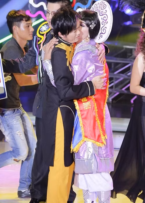 Khoảnh khắc Hoài Lâm ôm cảm ơn cha nuôi khi đoạt quán quân Gương mặt thân quen 2014. Ảnh: Zing