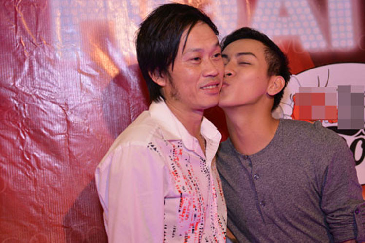 Khoảnh khắc Hoài Lâm hôn má cảm ơn Hoài Linh trong tiệc sinh nhật. Ảnh: Công Lý