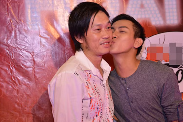 Khoảnh khắc Hoài Lâm hôn má cảm ơn Hoài Linh trong tiệc sinh nhật. Ảnh: Công Lý