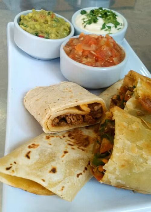 Người đẹp sinh năm 1993 khoe món ăn Mexico do chính tay cô thực hiện.