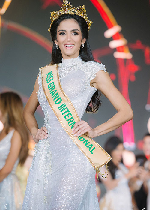 Trong đêm đăng quang Hoa hậu Hòa bình Quốc tế 2018, Clara xúc động khi được xướng tên nên đã bị ngất xỉu. Rất may, sau đó, cô đã hồi tỉnh để nhận vương miện.